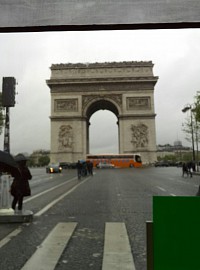 観光バス、シャンゼリゼを走る